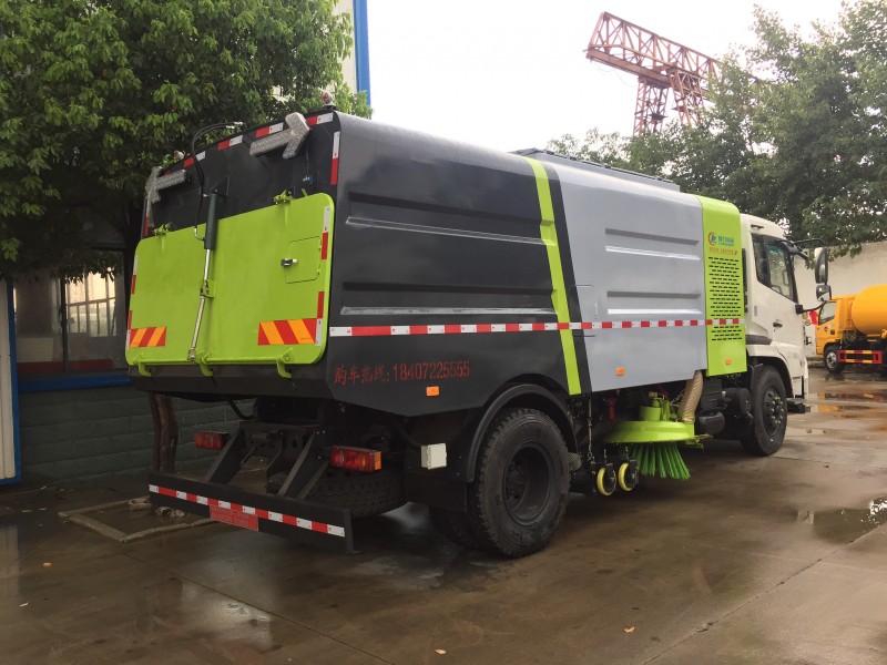 天錦干濕兩用掃路車(chē)圖片