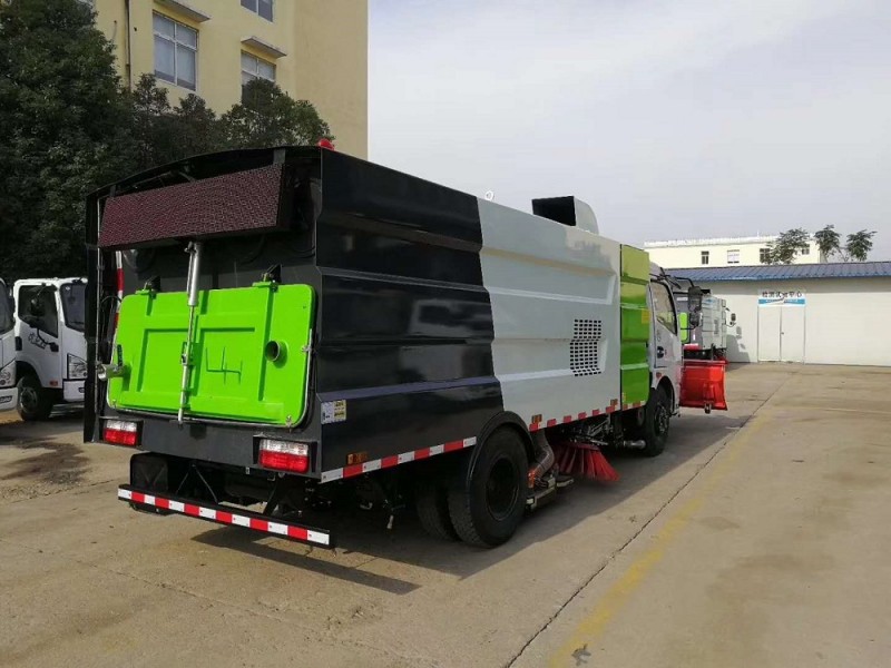 東風(fēng)大多利卡8方吸塵車(chē)